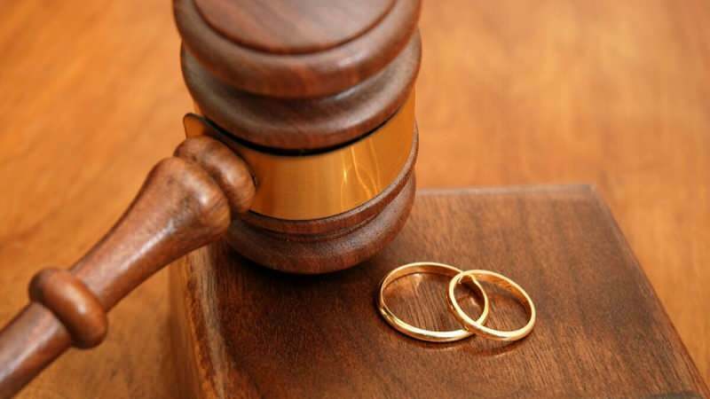 Pārsteidzošs Augstākās tiesas lēmums! Spļaudīšanās vīramātes sejā izraisa šķiršanos