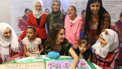 Songül Öden tikās ar Sīrijas sievietēm