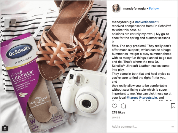 Mandy Ferrugia, skaistumkopšanas un dzīvesveida Instagram ietekmētāja, šajā sponsorētajā ziņojumā palīdzēja reklamēt Dr Scholl zolītes dzīvokļiem.