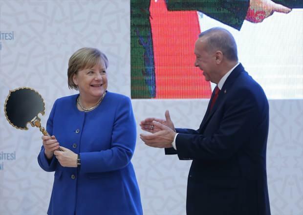 brīdis, kad Angela Merkele saņēma dāvanu no prezidenta Erdogana 