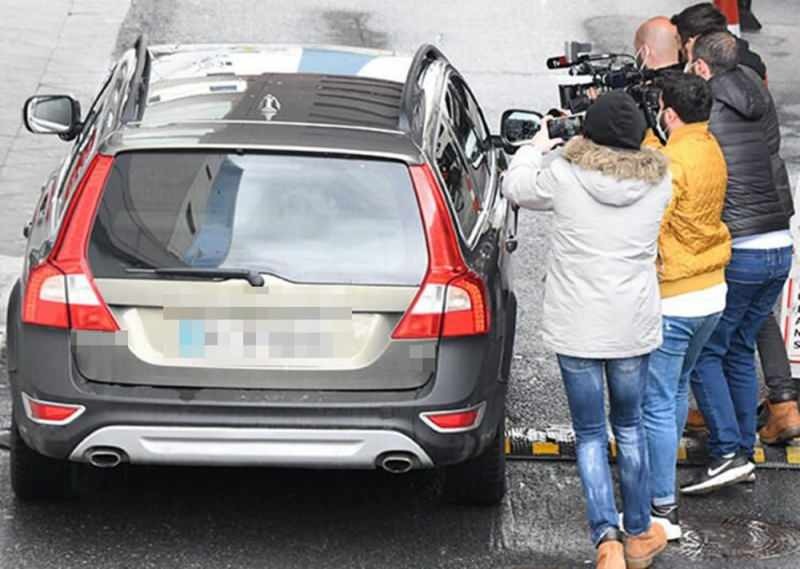 Kenans imirzalıoğlu, kurš iekāpa savā automašīnā, devās prom no turienes.