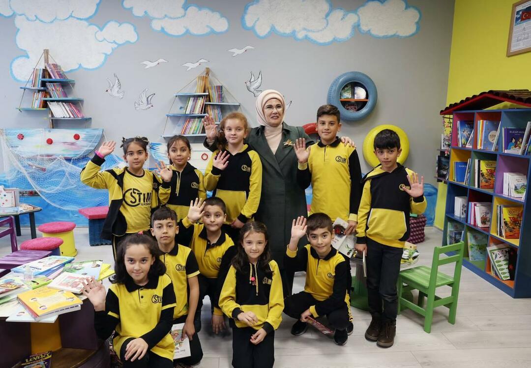 Emine Erdogan tikās ar bērniem Ankarā