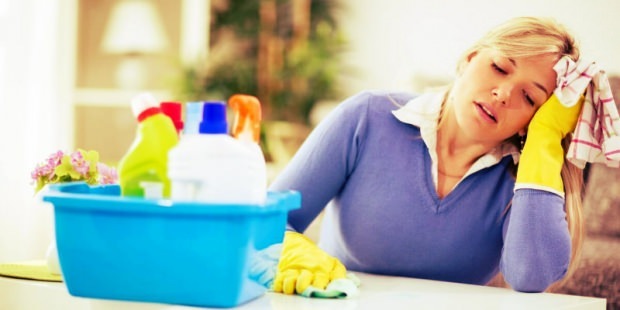 Padomi mājas tīrīšanai strādājošām sievietēm