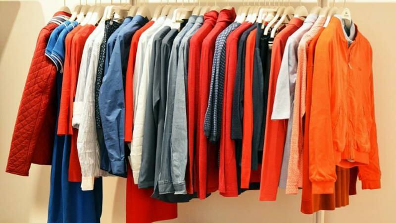 Kā nopirkt lietotas drēbes? Lietas, par kurām jābūt uzmanīgām, pērkot lietotās drēbes