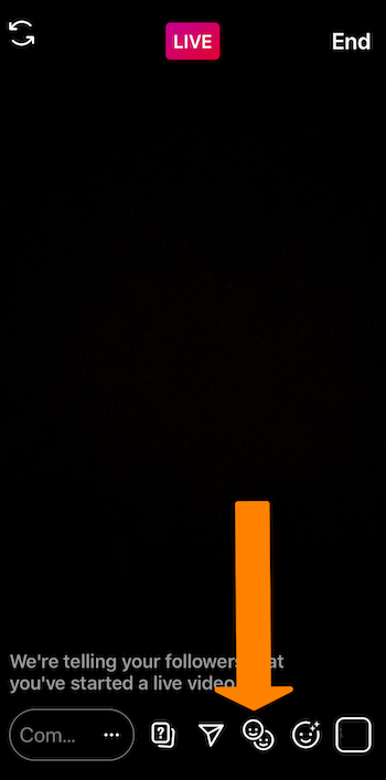 Instagram Live apraides ekrānuzņēmums ar oranžu bultiņu, kas norāda uz smaidiņu seju ikonu ekrāna apakšdaļā