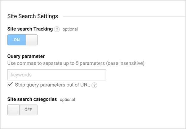 Šis ir Google Analytics vietņu meklēšanas iestatījumu opciju ekrānuzņēmums. Vietnes meklēšanas izsekošanas opcija ir Ieslēgta. Iestatījumos ir arī iespējas ievadīt vaicājuma parametru un ieslēgt vai izslēgt vietnes meklēšanas kategorijas.