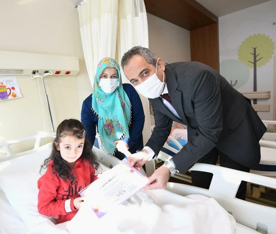 Emine Erdogan izteica savas dziedināšanas vēlmes bērniem, kuri tika ārstēti slimnīcā