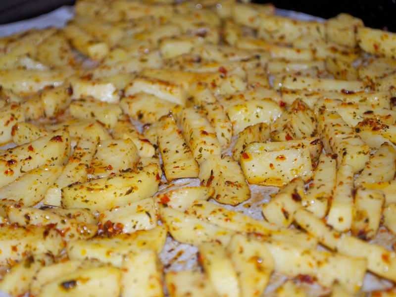 Kā pagatavot pikantus kartupeļus krāsnī? Vieglākā cepamo pikanto kartupeļu recepte