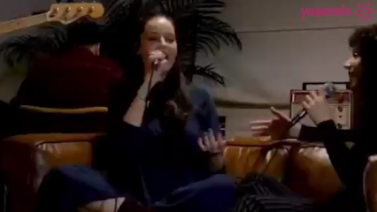 Krāšņa izrāde no aktrises Pelīnas Akīlas, kura ir stāvoklī ar dvīnīšiem