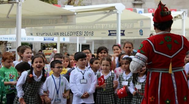 Bērni sāka skolu ar 500 gadu osmaņu tradīcijām