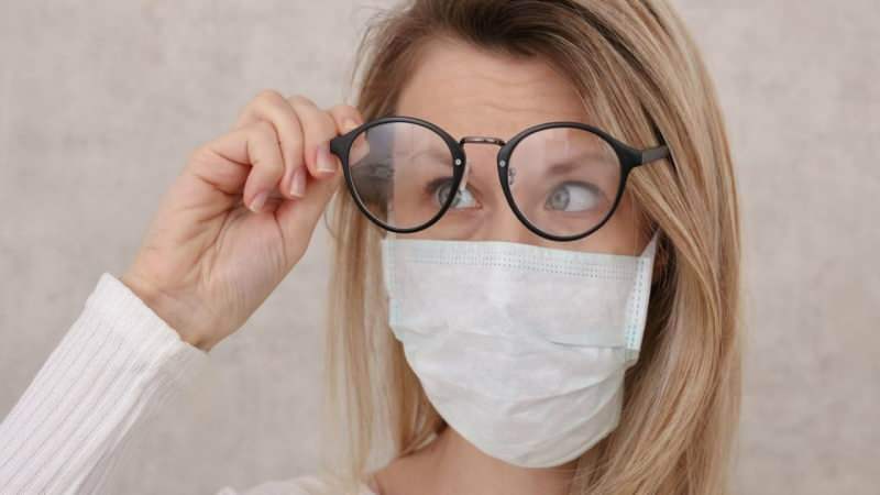 Kā pasargāt brilles no tvaika, valkājot masku?