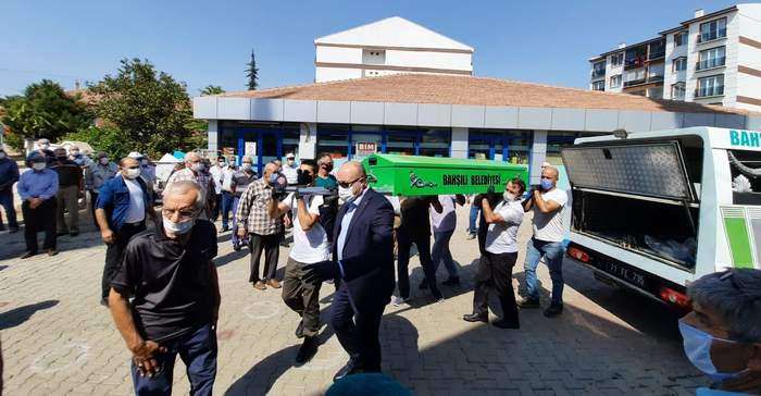 Raidījuma vadītāja Ikbal Gürpınar tēvs Murtaza Dönmez tika atvadīts no viņa pēdējā ceļojuma