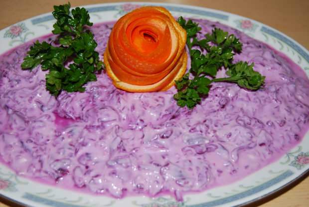 Kā pagatavot purpura kāpostu salātus ar vienkāršāko jogurtu?