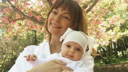 Jauna poza no svaigas mātes Özge Özder ar mazo meitu! Eva Luna visu uzmanību ...