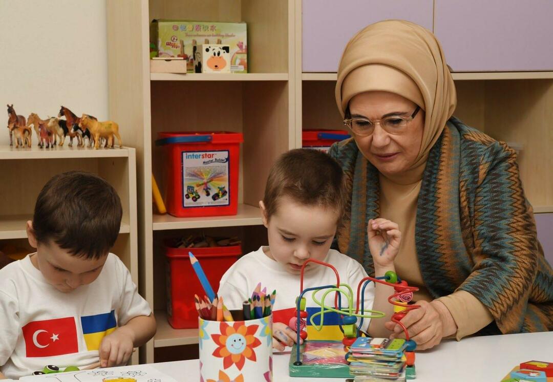 Emine Erdogan spēlējās ar ukraiņu bērniem