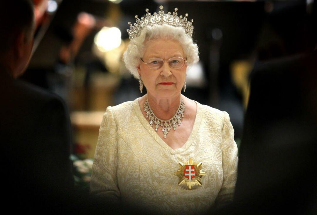 Anglijas karaliene II. Elizabete