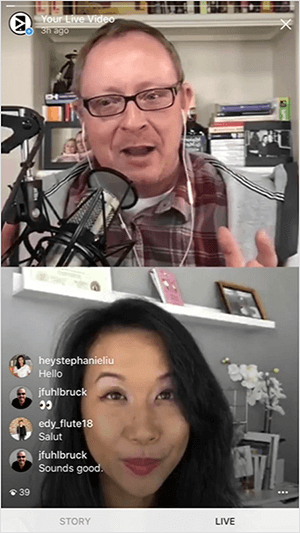 Šis ir Instagram Live video ekrānšāviņš ar Todu Berginu un Stefāniju Liu. Augšējais rāmis parāda Todu no krūtīm uz augšu. Viņš ir balts vīrietis ar brūniem matiem, valkājot sarkanbrūnu un pelēku rūtainu kreklu un brilles ar melniem rāmjiem. Viņš lieto baltas austiņas un runā profesionālā mikrofonā. Fons ir grāmatu skapis mājas studijā. Apakšējā rāmī Stefānija redzama no zoda uz augšu. Viņa ir Āzijas sieviete ar gariem, melniem matiem, kas ir nolietojušies, un viņai ir grims. Fons ir pelēka siena ar baltu attēla rāmja dzega, un apakšējā plauktā ir baltu ziedu vāze. Apakšējā kreisajā stūrī tiešraides video skatītāju komentāri sveicina saimniekus un citus skatītājus.