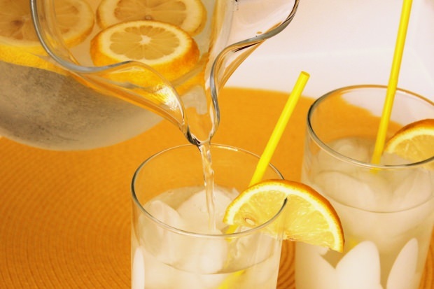 Priekšrocības, regulāri dzerot citronu sulu