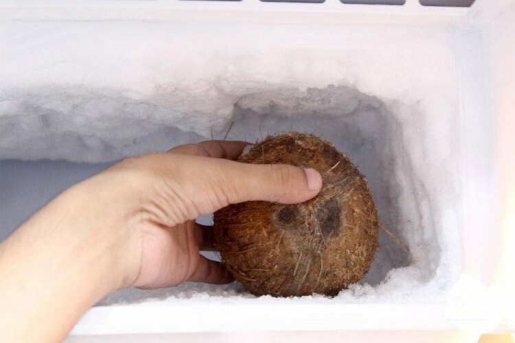Kā sagriezt kokosriekstu?