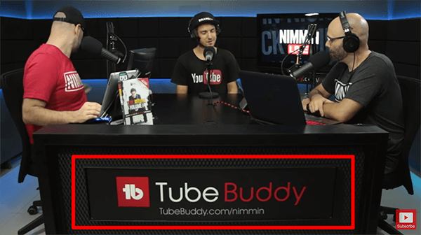 Šis ir ekrānuzņēmums no Nimmin Live tiešraides ar Niku Nimminu. Tiešraides studijas galds rāda, ka TubeBuddy sponsorē izrādi.