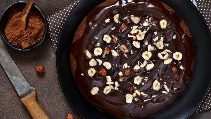 Praktiska šokolādes mērces lazdu riekstu kūkas recepte 