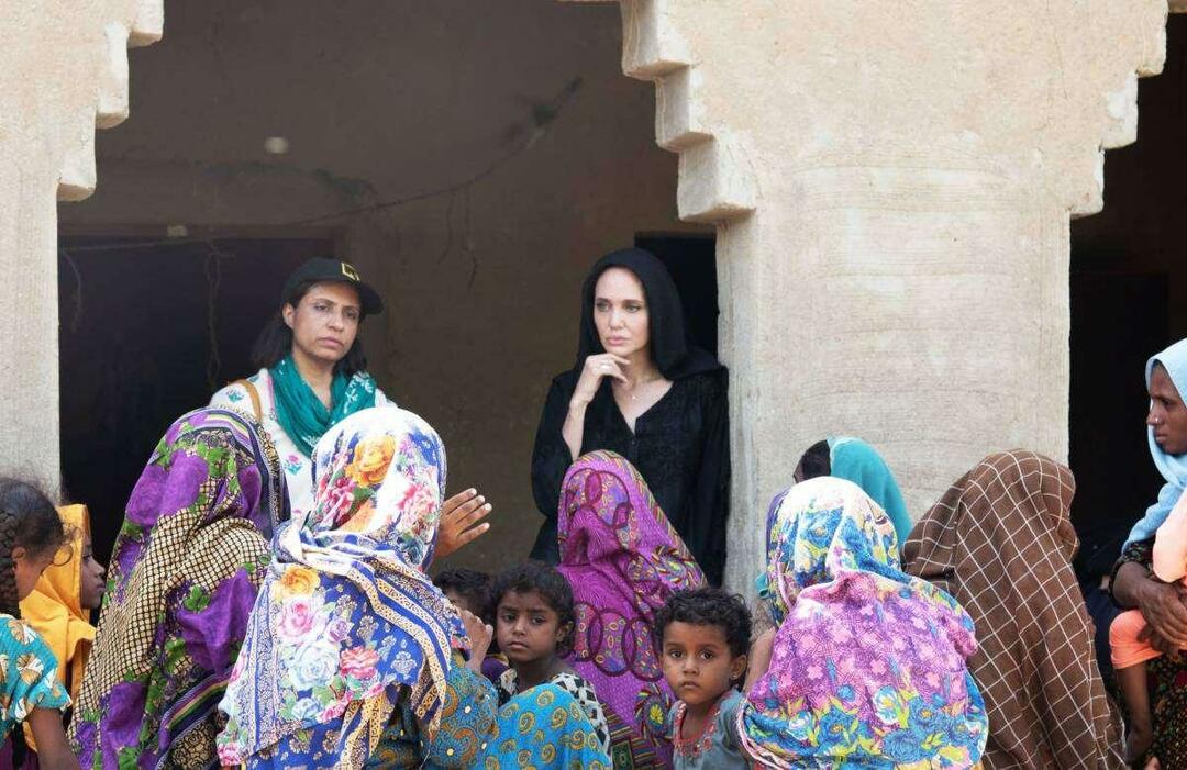  Andželīna Džolija vērsās pie starptautiskās sabiedrības ar aicinājumu palīdzēt Pakistānai.