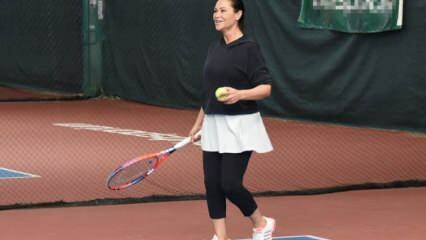 Hjūija Avsara savās mājās spēlēja tenisu!