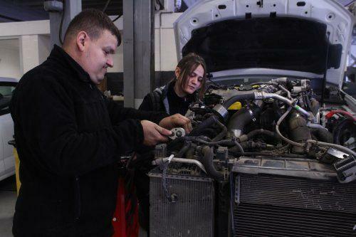 Burcu Askin ir slavens ar saviem panākumiem automobiļu rūpniecībā