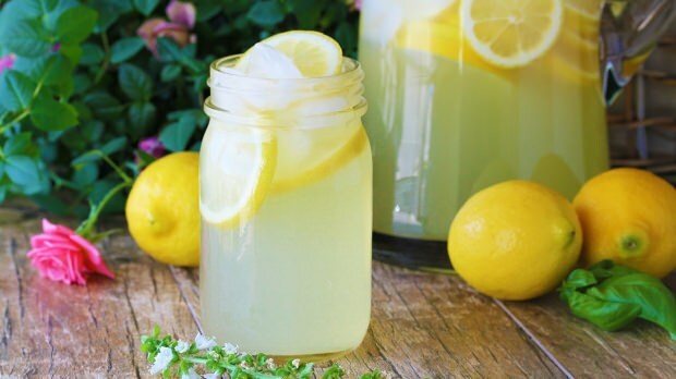 ja mēs dzeram regulāru citronu sulu
