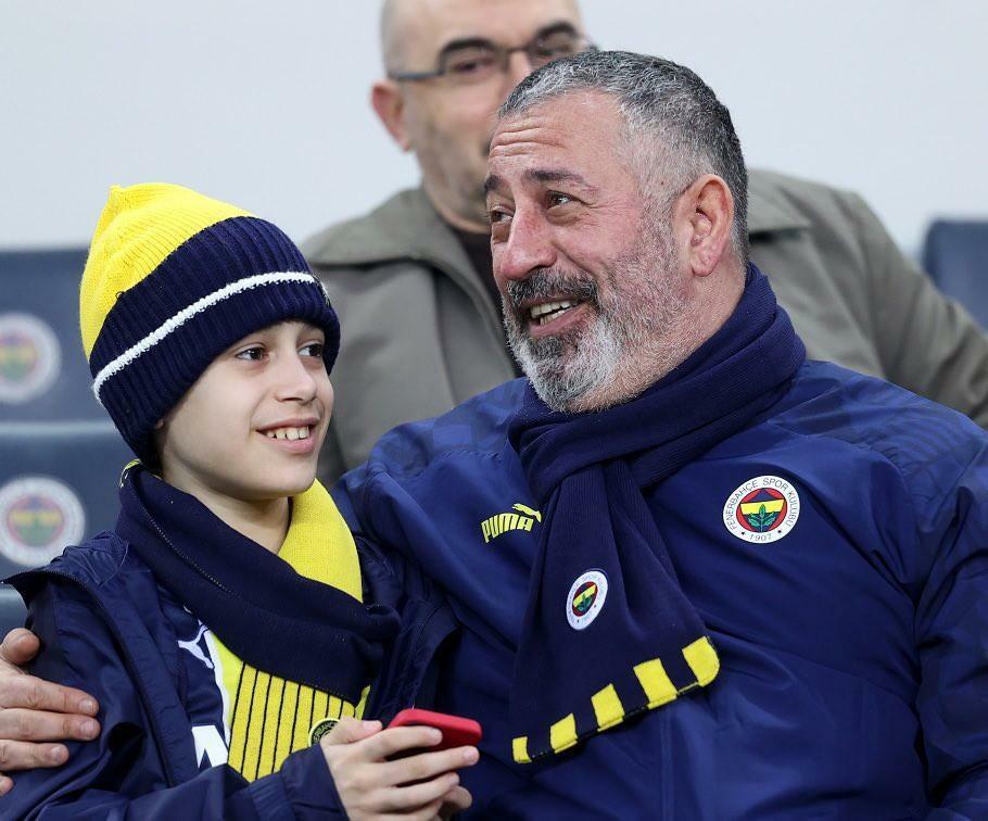 Sems Jilmazs kopā ar dēlu noskatījās Fenerbahče-Galatasaray spēli