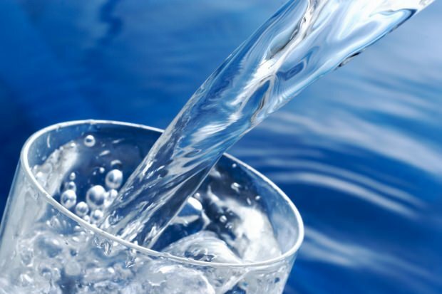 Vai dzeramais ūdens palielina svaru? Cik litrus ūdens vajadzētu izdzert dienā, lai zaudētu svaru? Ja jūs dzerat ūdeni naktī ...