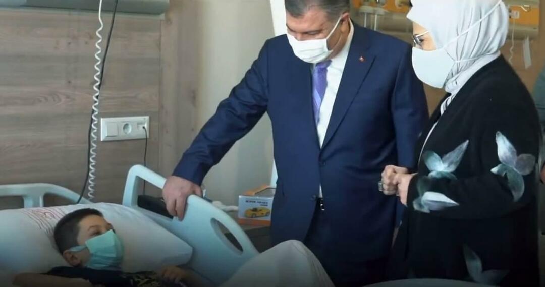 Emine Erdogan apmeklēja bērnus ar vēzi kopā ar Fahrettin Koca
