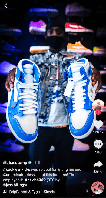 Tiktop post by @ alex.stemp parādot savu tenisa apavu izstrādājumu zilā un baltā krāsā