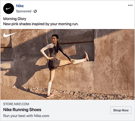 Šī ir Nike skriešanas apavu Facebook reklāma. Reklāmas tekstā ir teikts “Morning Glory” un nākamajā rindiņā “Jauni rozā toņi, kurus iedvesmojis jūsu rīta skrējiens”. Reklāmas fotoattēlā Āzijas sieviete stiepjas ar vienu kāju, kas izstiepta taisni uz āru, un kāju uz dzega, bet otru - uz zeme. Viņas augšējā puse vērpjas uz sāniem. Viņa valkā rozā Nike skriešanas apavus, baltas ceļa zeķes, tumši pelēkus skriešanas šortus un tvertnes virsmu. Viņas mati tiek uzvilkti uz augšu. Viņa ir uz netīrumiem celiņa priekšā apmetuma vai zemes izskatā. Talija Volfa saka, ka Nike ir lielisks zīmola piemērs, kas reklāmā izmanto emocijas.