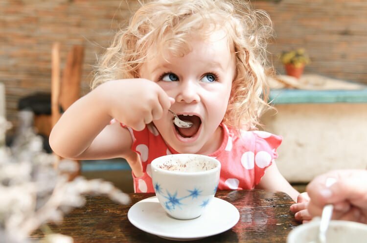 Vai bērni var dzert kafiju? Vai tas ir kaitīgi?