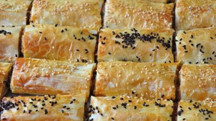 Kā pagatavot sēņu pīrāgu no baklava phyllo?