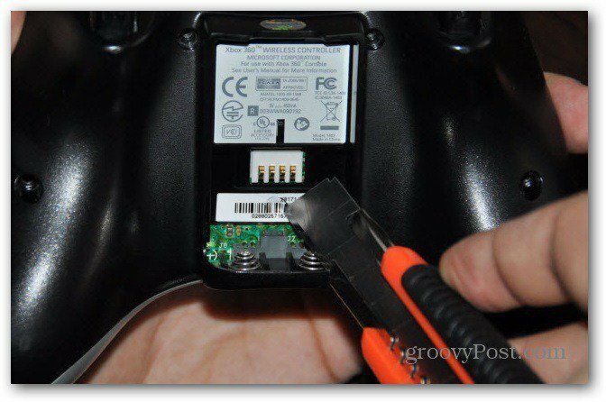 Mainiet Xbox 360 kontroliera analogos sīktēlus, atskrūvējot visu griezēja pēdējo skrūvi