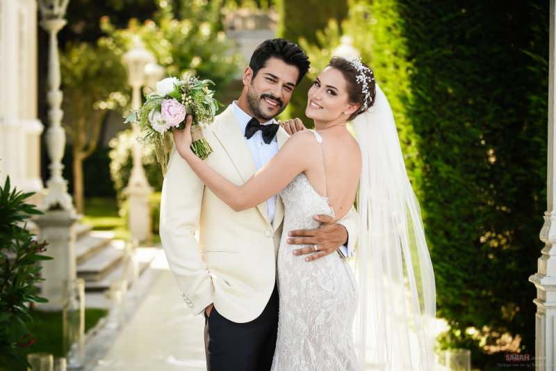 Buraks Özçivit un Fahriye Evcen apprecējās 2017. gadā