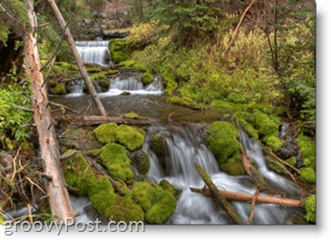 Fotogrāfija - lēna slēdža ātruma piemērs - zaļa meža upes straumes ūdens