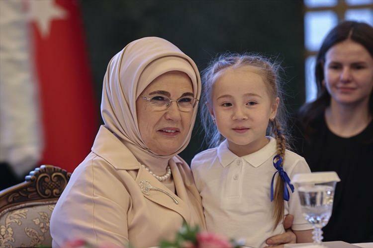 Emine Erdogan atzīmēja Starptautisko meiteņu dienu
