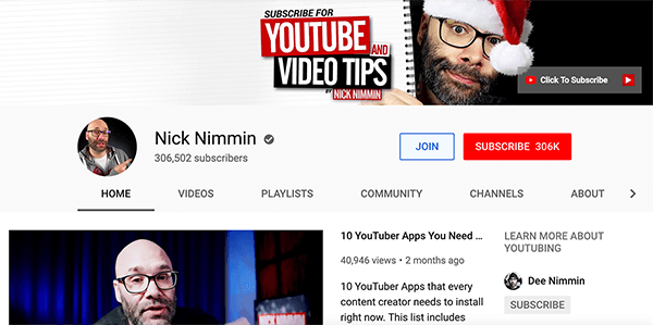 Šis ir Nika Nimmina YouTube kanāla ekrānuzņēmums. Augšdaļā vāka fotoattēlā redzams Niks Ziemassvētku vecīša cepurē. Viņš lūkojas aiz spirālveida iesieta burtnīcas attēla. Piezīmju grāmatiņas lapā ir teksts “Abonēt YouTube un video padomus”. Viņa kanāls kā 306 502 abonenti.
