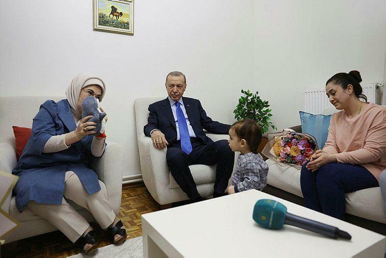 Prezidents Redžeps Tajips Erdogans un viņa sieva Emīna Erdoana apmeklēja zemestrīcē izdzīvojušo ģimeni