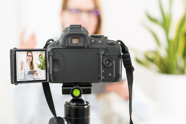 Statīvs stabilizēs jūsu kameru, lai nodrošinātu, ka tā nedrebē filmēšanas laikā.