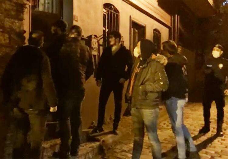 Policija veic reidu uz Özge Özpice māju