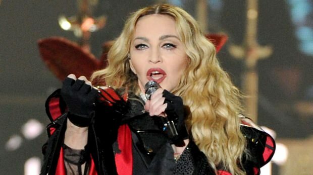Sauc par Madonnu: Dziešana uz slepkavu skatuves