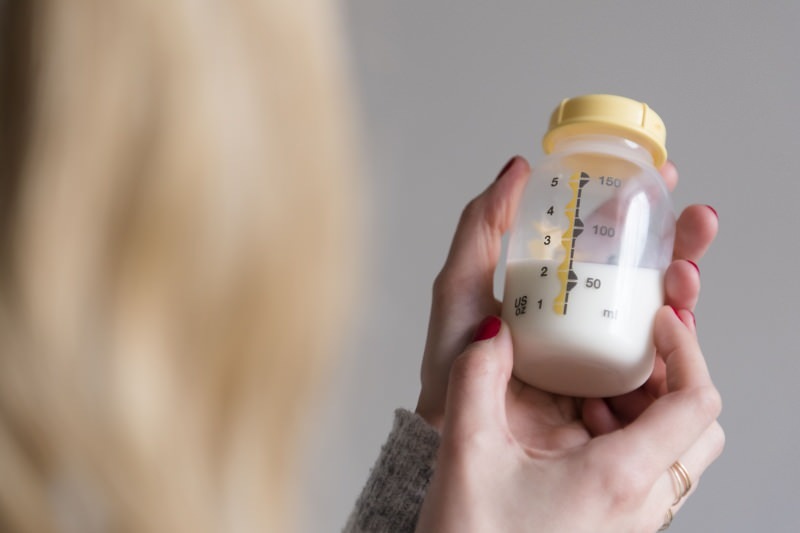 Kā izteikt un uzglabāt nesāpīgu mātes pienu? Rokas un elektriskā sūkņa slaukšanas metode