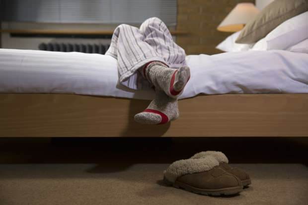 nemierīgo kāju sindroms izraisa miega traucējumus ar smagām sāpēm