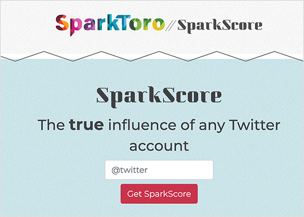 Šis ir SparkScore tīmekļa lapas ekrānuzņēmums. Augšpusē ir SparkToro logotips, kas ir nosaukums īpaši treknā fontā ar varavīksnes krāsu ģeometriskiem apgabaliem. Pēc divām slīpsvītrām uz priekšu ir rīka nosaukums SparkScore. Vārds ir “Jebkura Twitter konta patiesā ietekme”. Zem atzīmes ir balts tekstlodziņš, kas liek lietotājam ievadīt savu Twitter rokturi un sarkanu pogu ar atzīmi Get SparkScore.