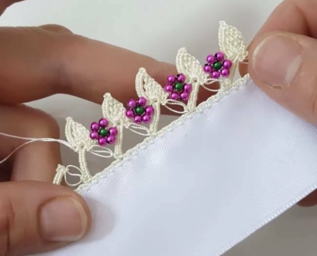 Violets violets rakstāmmalas rokdarbu modelis