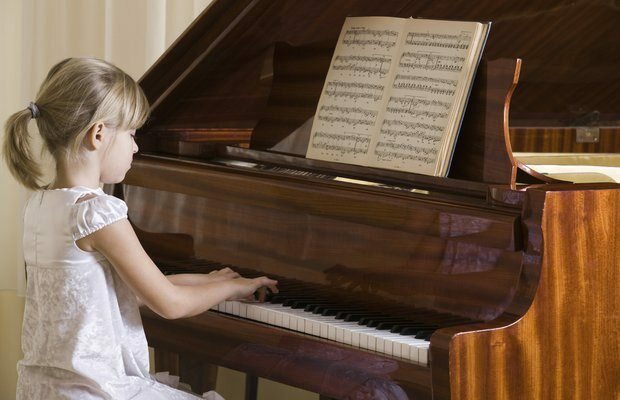 Kādā vecumā bērni var spēlēt mūzikas instrumentus?
